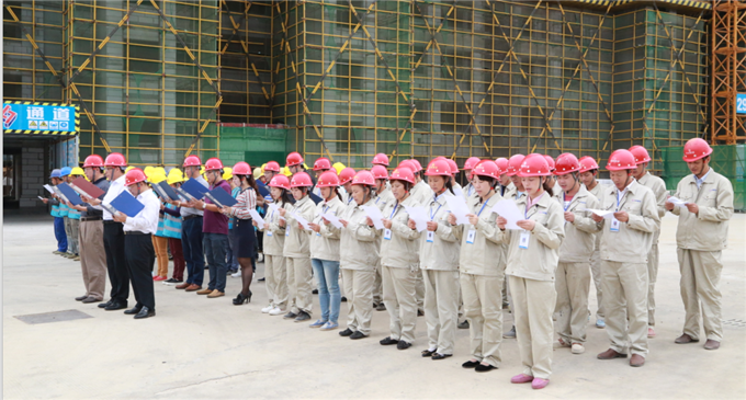 施工现场全体领导和项目管理成员齐诵《中恒“样式雷”训》.png